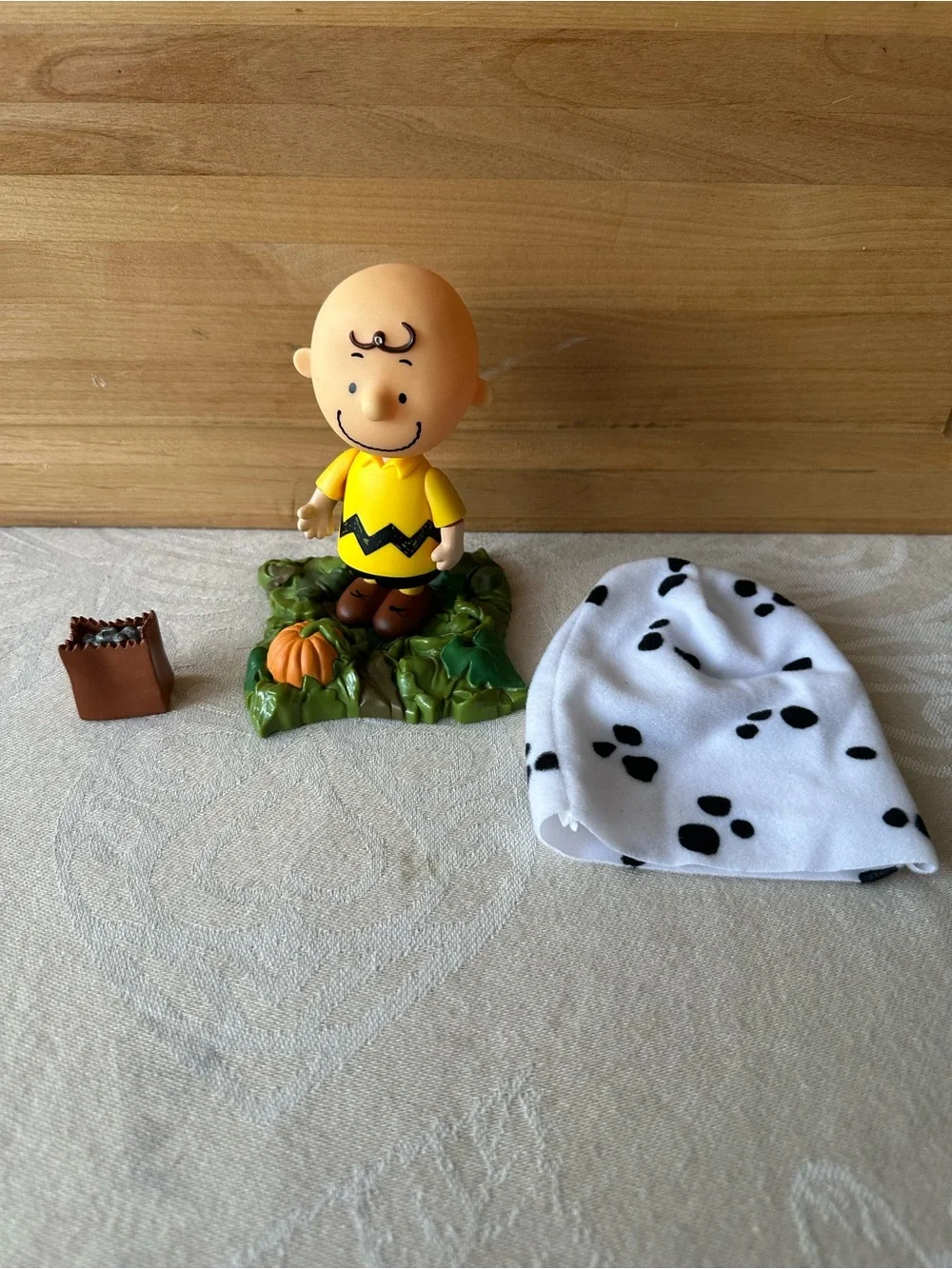 2002 Peanuts Charlie Brown Great Pumpkin Ghost Bag of Rocks Set